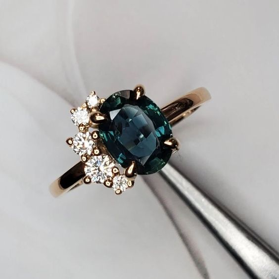 Vintage ring med blå krystal og zirkonia