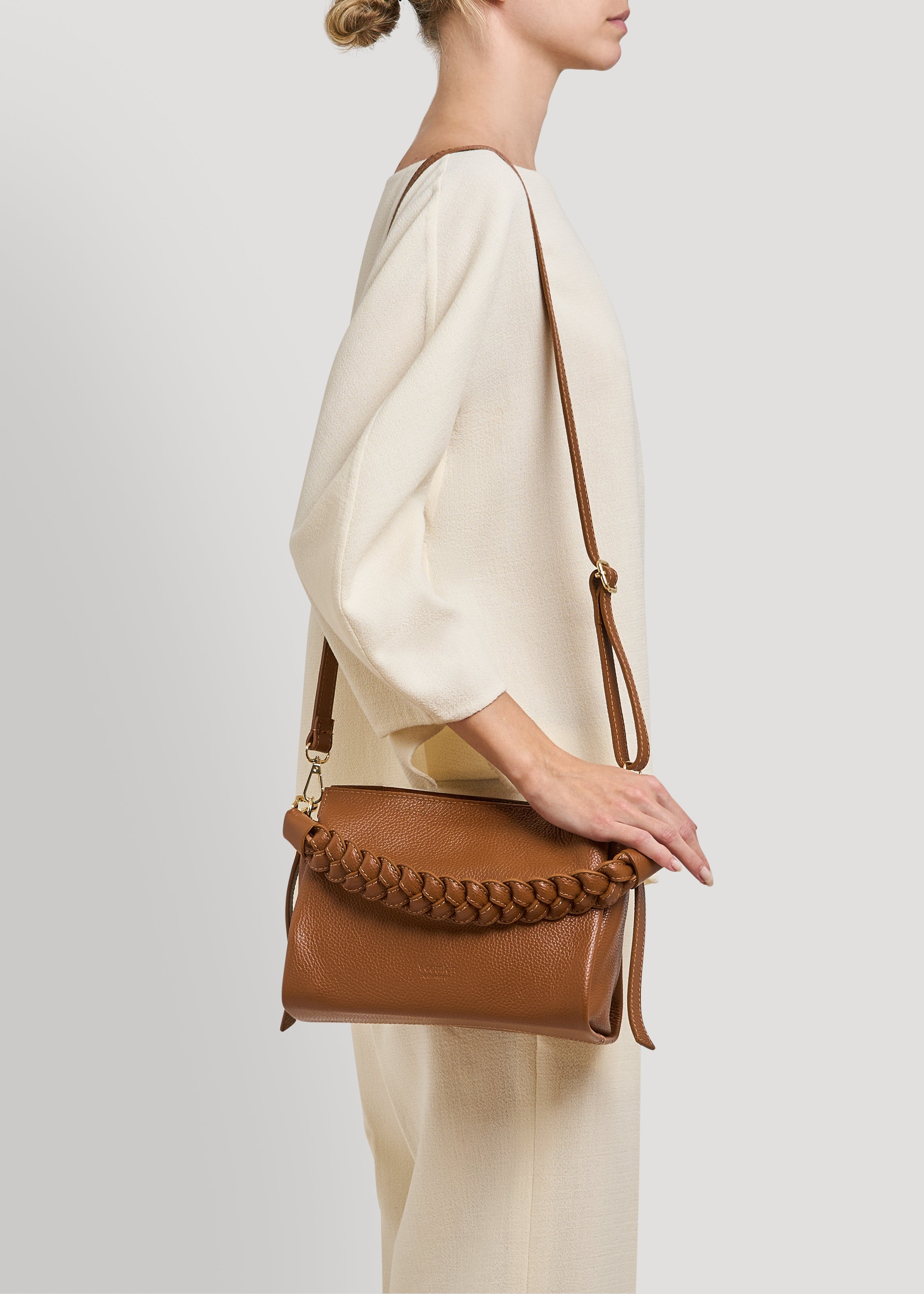 Braid Media-taske i Dollaro-kalveskind – cognac