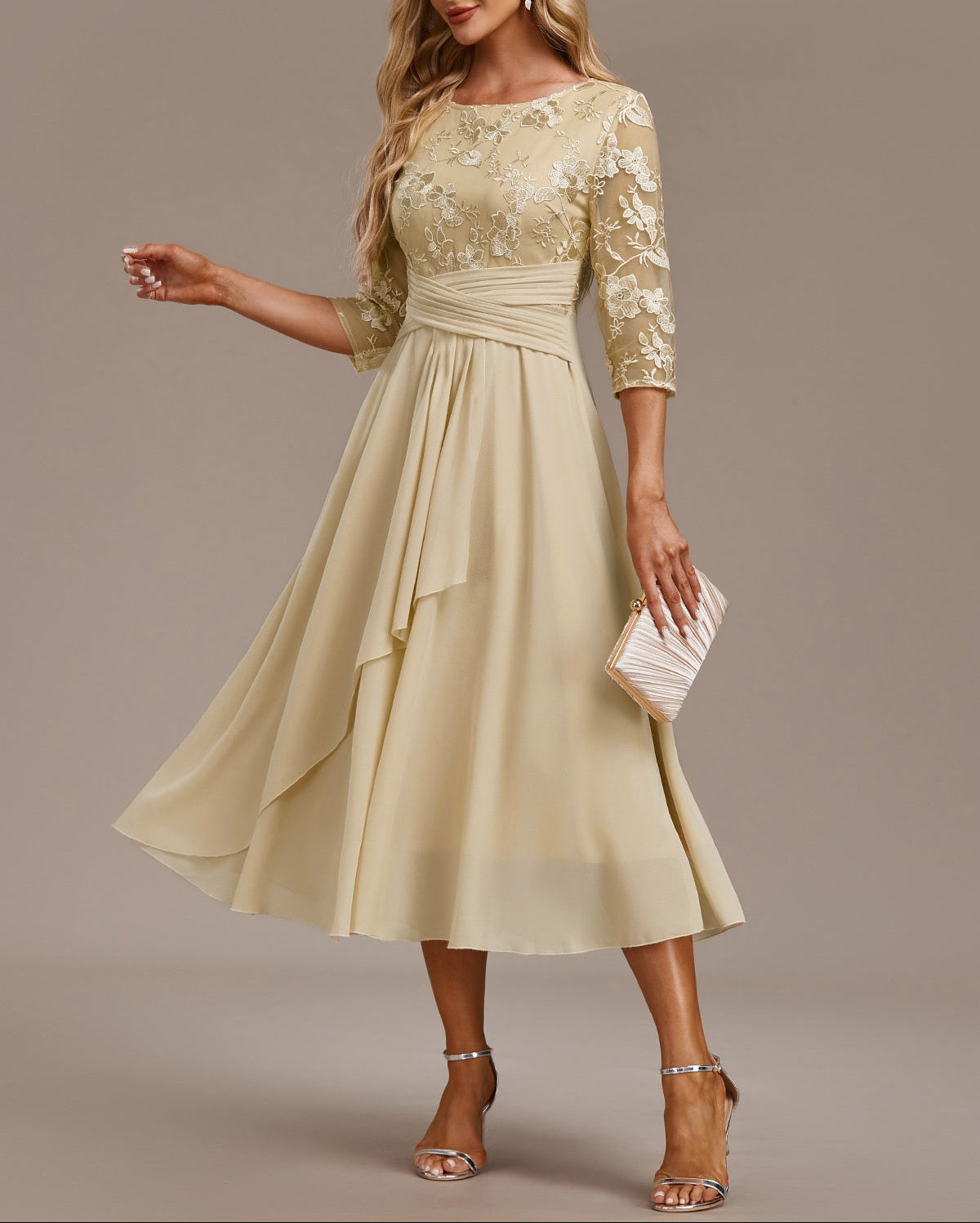 Elin™ - Champagnekjole med fine broderier