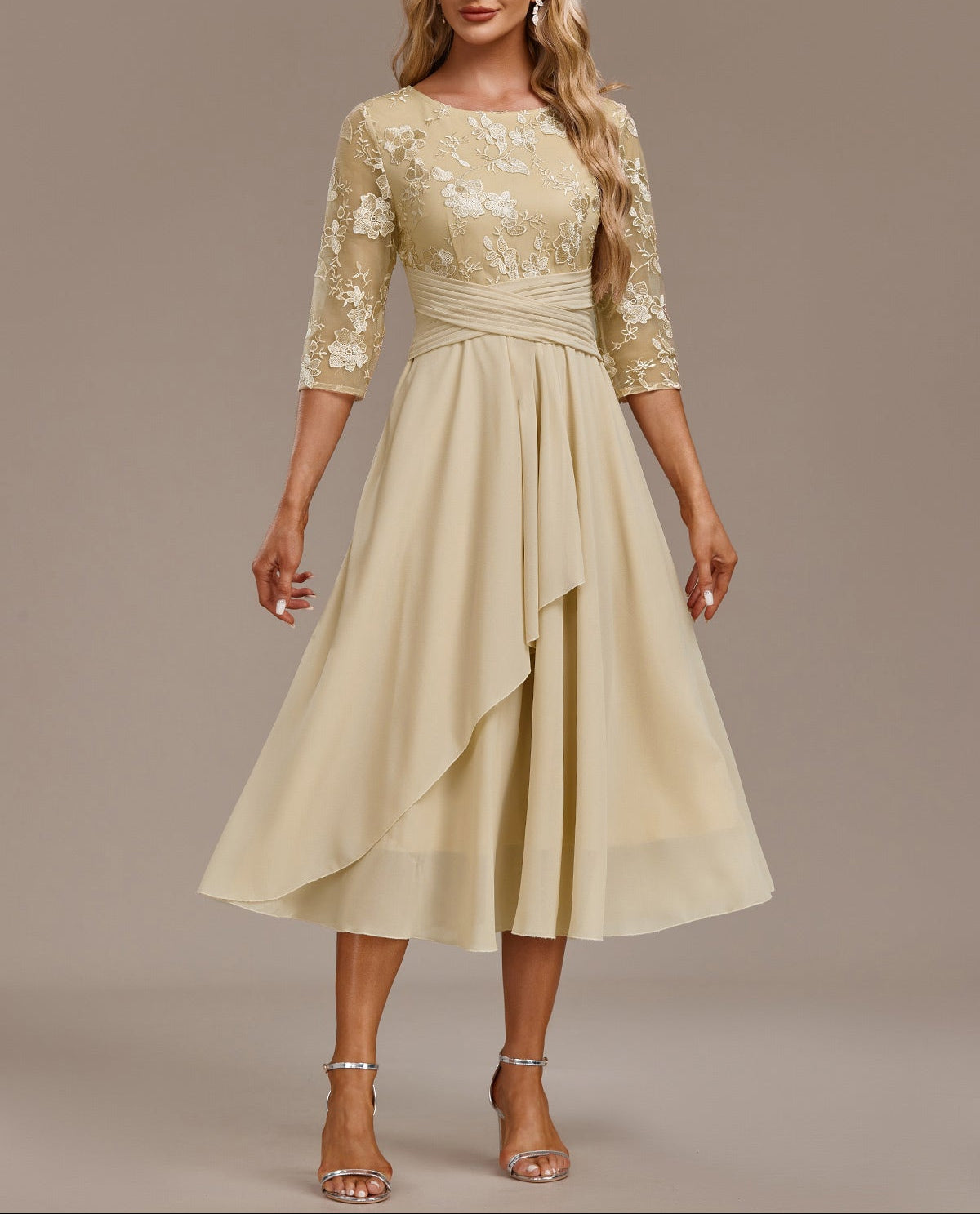 Elin™ - Champagnekjole med fine broderier