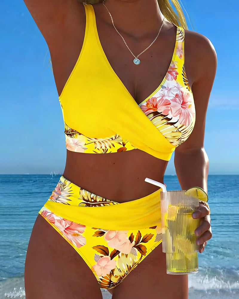 Bini – Bikini med kontrastblomstermønster og slids