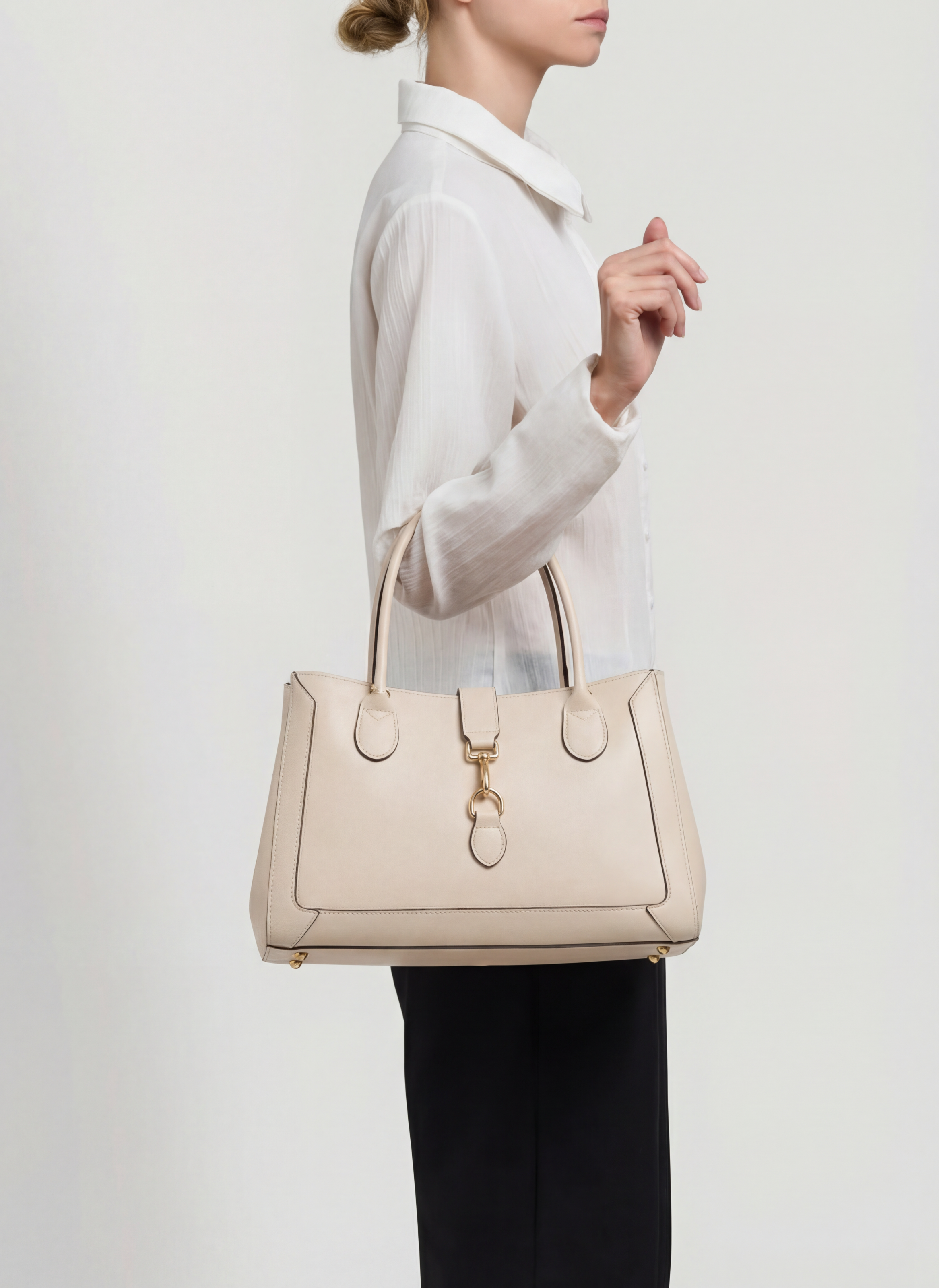 Chloe Media-taske i poleret læder – beige
