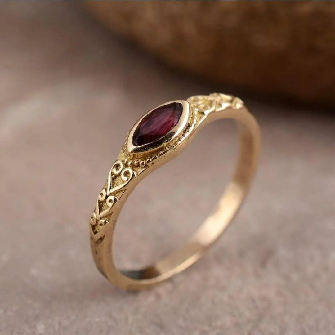 Gylden vintage ring med rød krystal