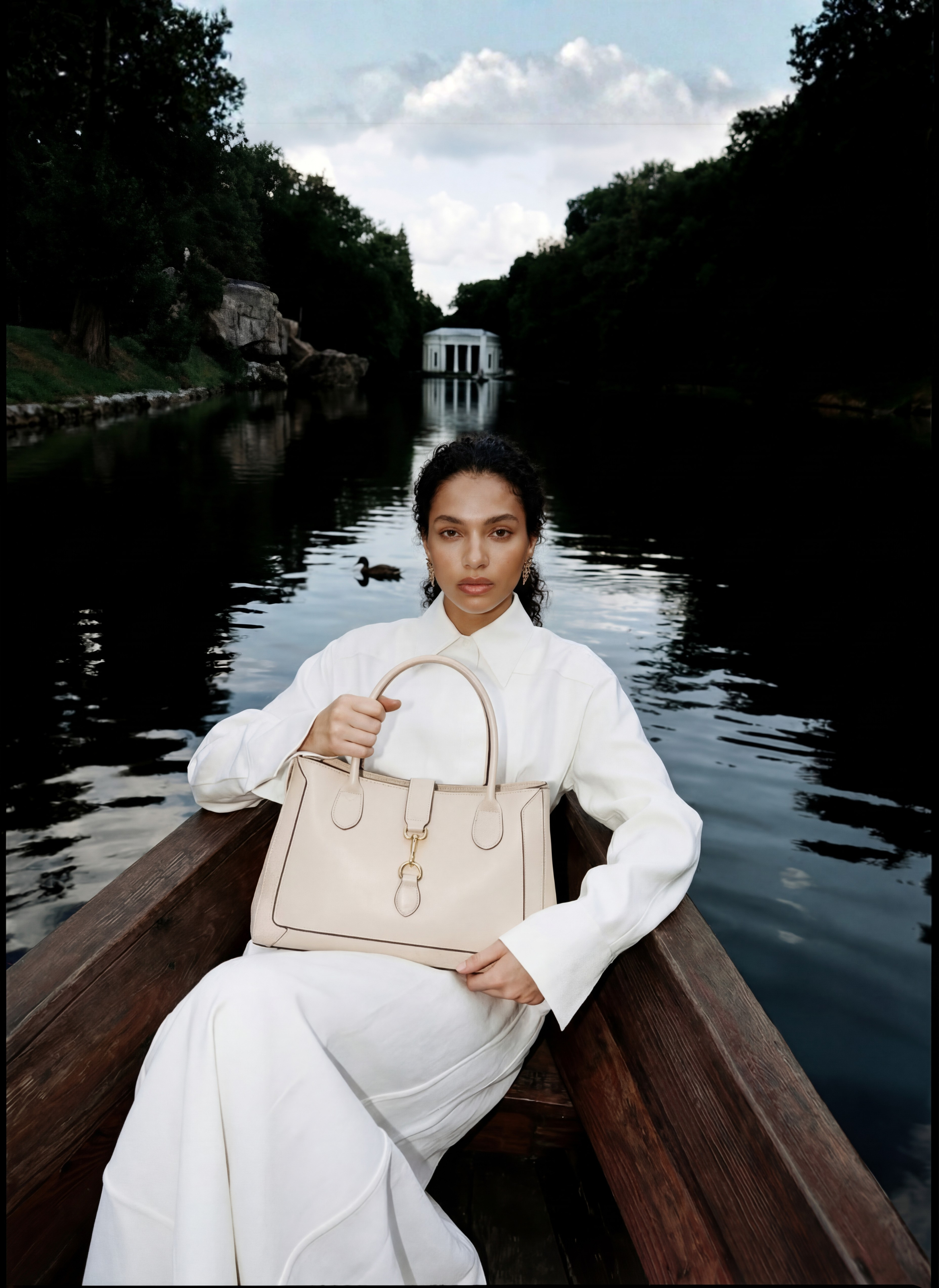 Chloe Media-taske i poleret læder – beige