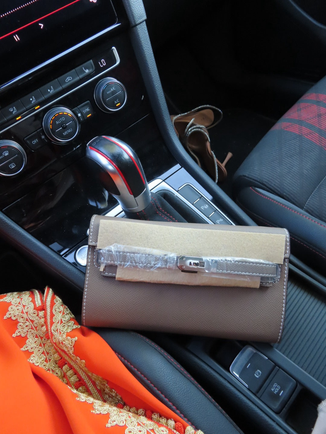 Signaturclutch taupe
