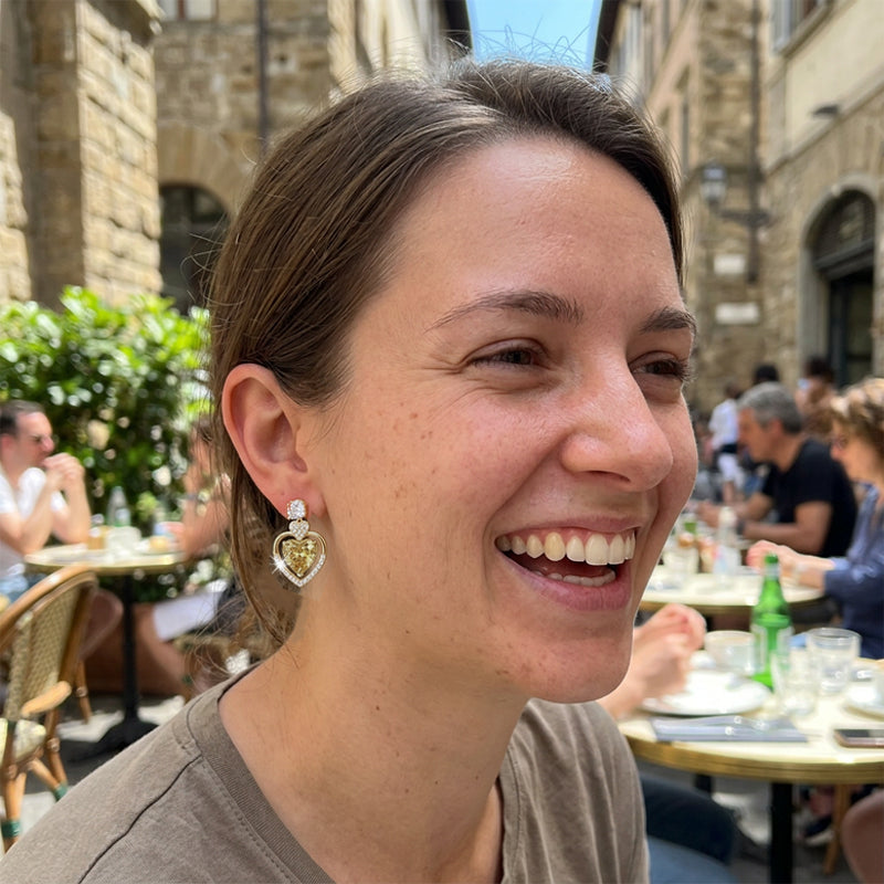 Freja funklende dobbelthjerte-øreringe i champagnefarve